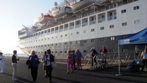 Un grupo de turistas de crucero desembarca en el puerto de Palma