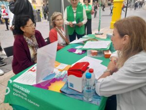 La farmac&eacute;utica Fanny Pons atiende a dos usuarias en la carpa instalada en la plaza de la Porta Pintada, en Palma