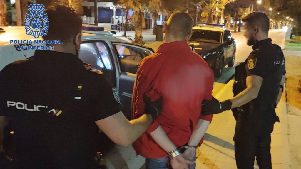 Imagen de una de las detenciones efectuada por la Policía Nacional en Platja de Palma relacionada con la venta de sustancias estupefacientes