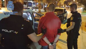 Imagen de una de las detenciones efectuada por la Polic&iacute;a Nacional en Platja de Palma relacionada con la venta de sustancias estupefacientes