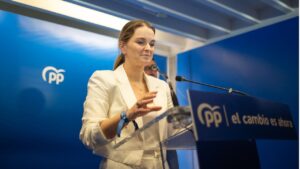 Marga Prohens, Jaime Mart&iacute;nez y Lloren&ccedil; Galm&eacute;s celebran la victoria electoral en su sede