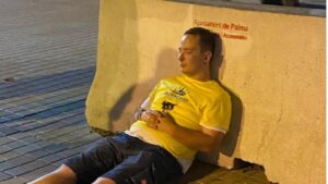 Un turista, durmiendo en plena v&iacute;a p&uacute;blica de Playa de Palma