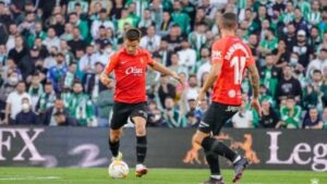 Ruiz de Galarreta conduce un bal&oacute;n, ante la atenta mirada de su compa&ntilde;ero Dani Rodr&iacute;guez, durante un partido de esta temporada