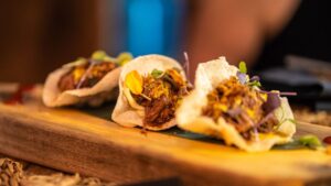 Uno de los platos que formaron parte de la degustaci&oacute;n llevada a cabo en Kurobota Contraste: tacos de costilla con salsa secreta de la chef