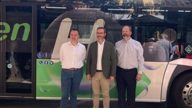 Francesc Dalmau, José Hila y Mateu Marcús, ante el bus de hidrógeno de la EMT