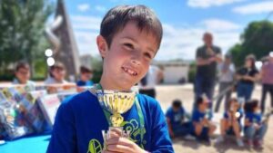 &Aacute;ngel Luis Men&eacute;ndez, con el trofeo que conquist&oacute; en el campeonato nacional de c&aacute;lculo mental, disputado en Valladolid