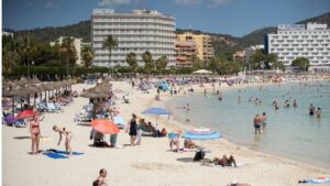 turistas playa calvia
