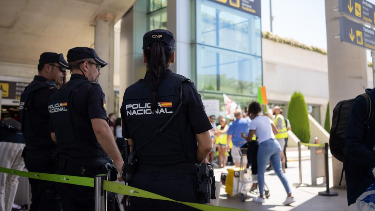 Aeropuerto Polic&iacute;a