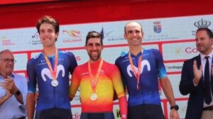 Llu&iacute;s Mas, en la imagen el primero por la izquierda, en el podio tras la celebraci&oacute;n este viernes del Campeonato de Espa&ntilde;a de contrarreloj.