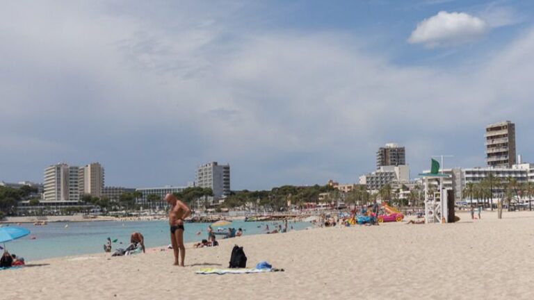 Turistas brit&aacute;nicos playa