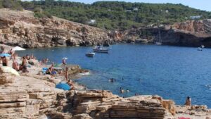 playa ibiza acantilado punta galera