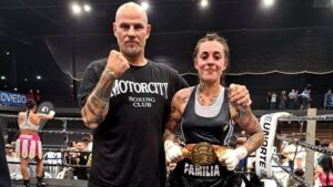 La campeona Farah El Bousari posa con su cintur&oacute;n junto a su entrenador David Qui&ntilde;onero