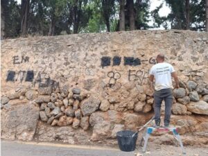 Unos operarios eliminan una pintada vand&aacute;lica en Alar&oacute;
