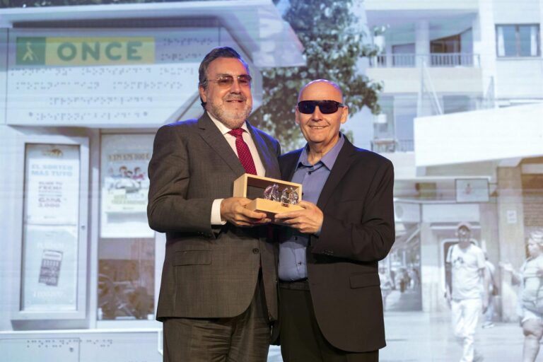 Martín Vich recibe el premio al mejor vendedor de 2022 de manos de Miguel Carballeda, presidente del Grupo Social de la ONCE