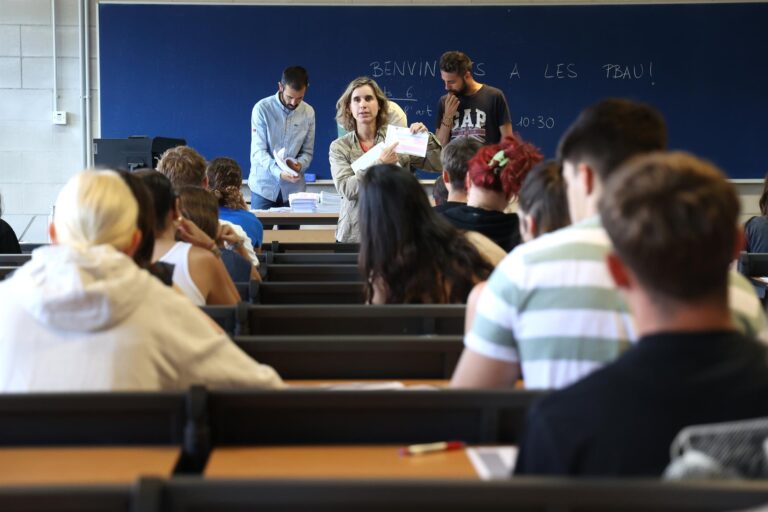Una profesora reparte exámenes en una de las aulas de la UIB, durante la presente convocatoria de la PBAU