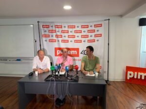 Rueda de prensa de la Asociaci&oacute;n de Aut&oacute;nomos del Taxi en la sede de Pimem. En el centro de la imagen, el presidente de la entidad, Biel Moragues