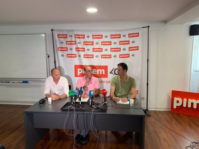 Rueda de prensa de la Asociación de Autónomos del Taxi en la sede de Pimem. En el centro de la imagen, el presidente de la entidad, Biel Moragues