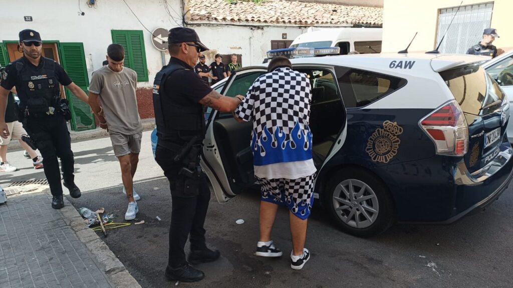 La Policía Nacional detiene a algunos de los implicados.