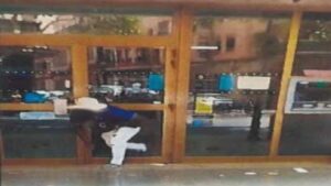 Imagen del autor, cazado por una c&aacute;mara de seguridad.