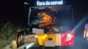 As&iacute; qued&oacute; el autob&uacute;s tras el impacto. Imagen de la Polic&iacute;a Local de Alc&uacute;dia.