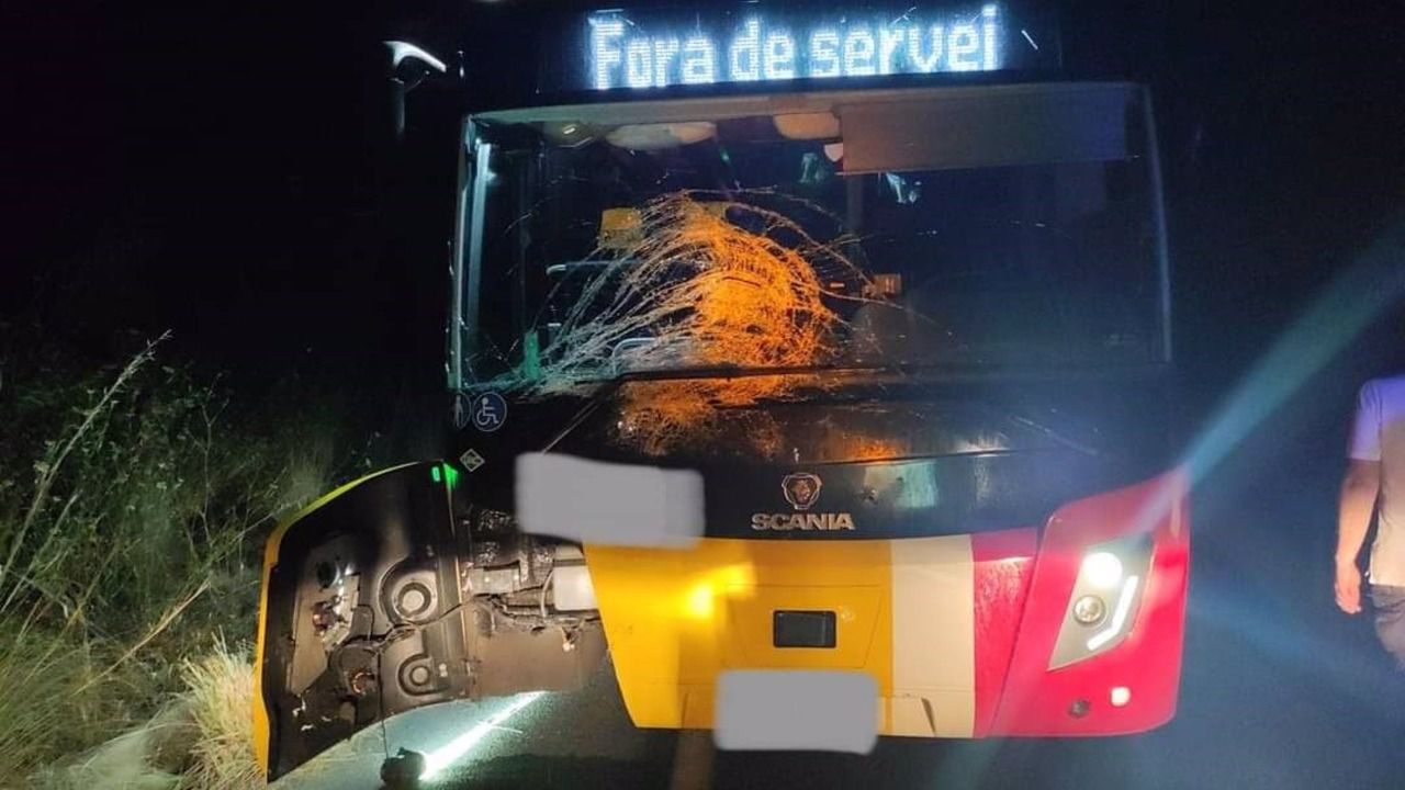 As&iacute; qued&oacute; el autob&uacute;s tras el impacto. Imagen de la Polic&iacute;a Local de Alc&uacute;dia.