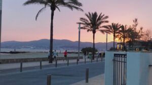 playa turistas calor puesta sol