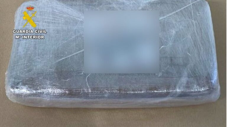 El paquete con un kilo de cocaína interceptado por la Guardia Civil.