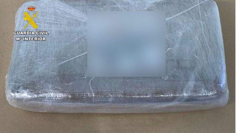 El paquete con un kilo de cocaína interceptado por la Guardia Civil.