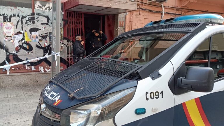 Operativo de la Policía Nacional en locales okupados de las calles Joan Crespí e Indústria