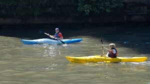 Aficionados practican kayak.
