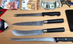 Se intervinieron varios cuchillos en la vivienda okupada por los presuntos autores.