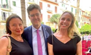 Las presidentas de la ACH y FEHM, Carolina Quetglas y Mar&iacute;a Frontera, con el conseller de Turismo, Cultura y Deportes, Jaume Bauz&aacute;