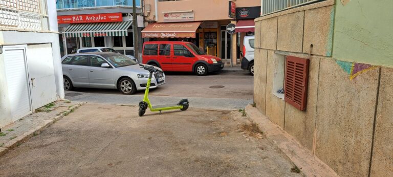 Siguen viéndose patinetes eléctricos amarillos aparcados en las calle de s'Arenal.