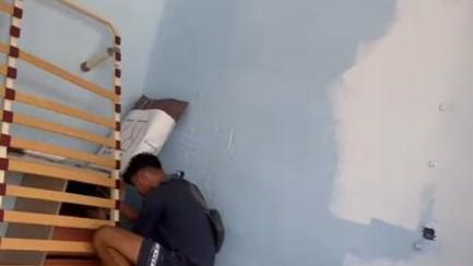 Uno de los jóvenes rebuscando billetes en el narcopiso.