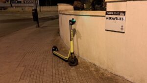 Patinete el&eacute;ctrico Link aparcado sobre la acera en una calle de la Playa de Palma.