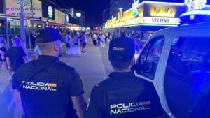 Imagen de archivo: dos agentes de Polic&iacute;a Nacional en Magaluf.