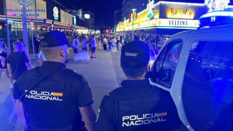 Imagen de archivo: dos agentes de Policía Nacional en Magaluf.