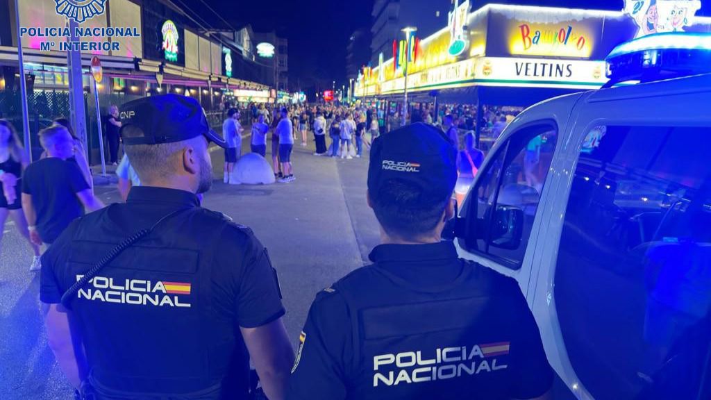 Imagen de archivo: dos agentes de Policía Nacional en Magaluf.