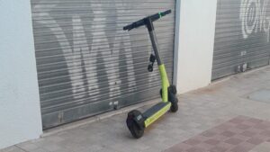 Patinete el&eacute;ctrico aparcado sobre la acera en Magaluf.