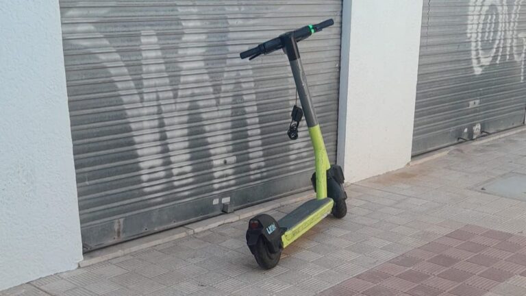 Patinete eléctrico aparcado sobre la acera en Magaluf.