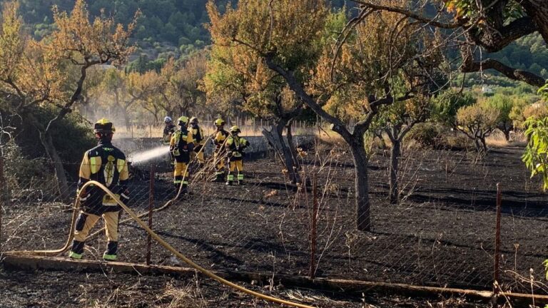 Archivo: Bomberos del Ibanat apagando un incendio agrícola.