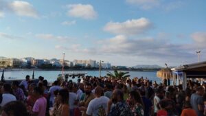 Imagen de archivo: Un momento de la fiesta 'Horabauxa' este pasado s&aacute;bado en S'Illot.