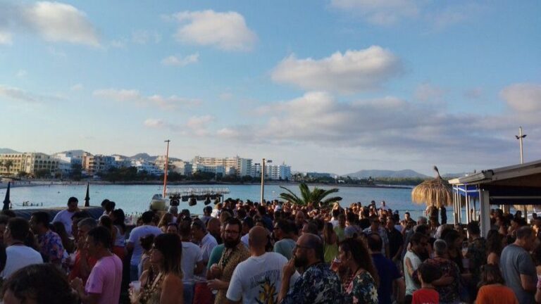Imagen de archivo: Un momento de la fiesta 'Horabauxa' este pasado sábado en S'Illot.