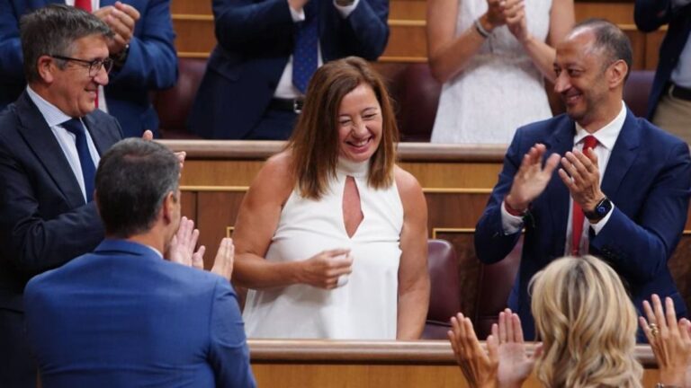 Francina Armengol es ovacionada tras su elección.