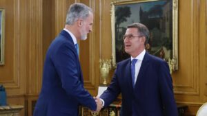 El rey Felipe VI saluda a Alberto N&uacute;&ntilde;ez Feij&oacute;o.
