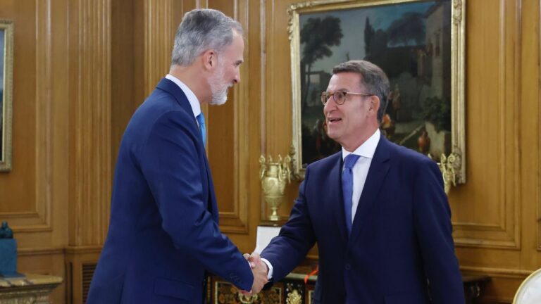 El rey Felipe VI saluda a Alberto Núñez Feijóo.