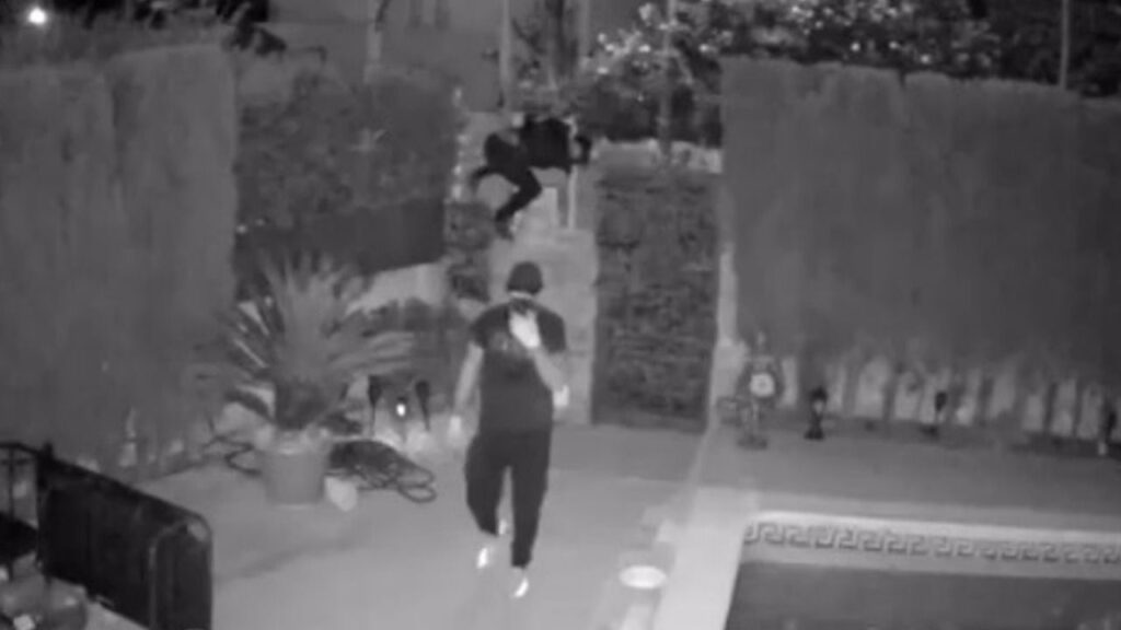 Dos ladrones colándose en una casa de Llucmajor.