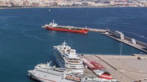 En la parte superior, el lugar de atraque de los petroleros para su descarga.