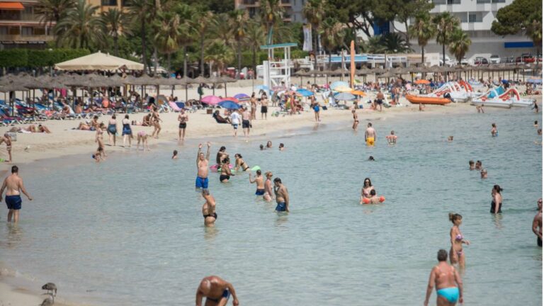 turistas playa calvia