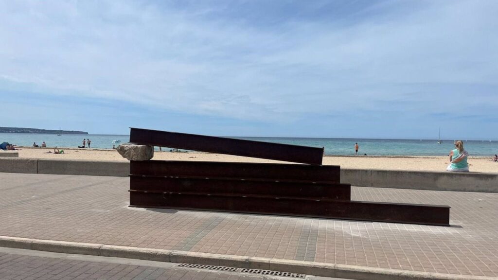 Imagen de la escultura cuando estaba ubicada en Platja de Palma